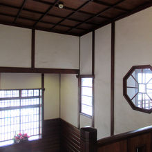 階段踊り場の格子窓、廊下の八角形の窓など、お洒落です