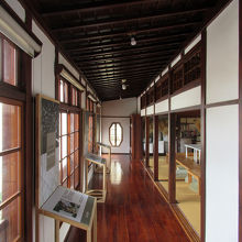 向こう側の窓も素晴らしいですが、窓の鍵も懐かしいネジ回し式