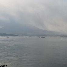 駐車場が海に面しています。桜島はぼんやり。