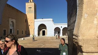 シディ サハブ霊廟と地中海ブルーの青い空。