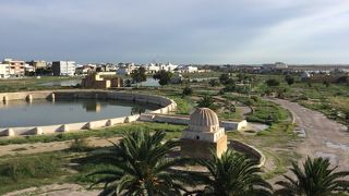 アラブかイスラムかの服装の人が写真を一緒にとってお金を要求する？人がいました。