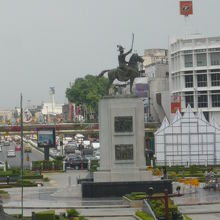 トンブリ王タクシン王の銅像は、ウォンウェンヤイの北にあります