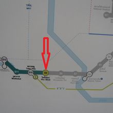 ポーニミツト駅は、チャオプラヤー川を渡り、三つ目の駅です。