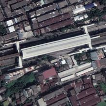 ＢＴＳのポーニミット駅の駅舎と駅出口の様子です。列車が到着