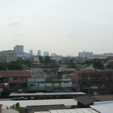ポーニミット駅の周辺には、高層ビルは、あまりありません。