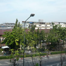 ＢＴＳポーニミット駅の北側の様子です。田舎との印象です。