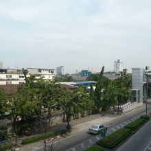 ＢＴＳのポーニミット駅の周辺の道路は、とても広く見えます。