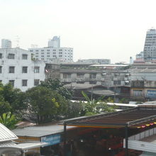 ＢＴＳポーニミツト駅の周辺です。高層ビルも、遠くに見えます。