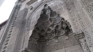 要塞のような外観のモスク