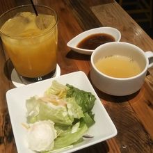 サラダ、スープ、サービスドリンク