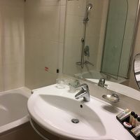 バスルームにはバスタブがあります