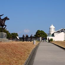 アタテュルクの騎馬像と樫野埼灯台