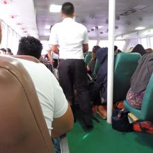 船内販売のワゴンがやって来ます