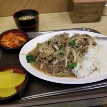 食堂で昼食