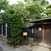 閑静な住宅地に建つ長い塀で囲まれた雰囲気あるお屋敷