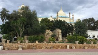 ピュルサの丘にあるセントルイス大聖堂は白い大きな建物でドームが目立つ