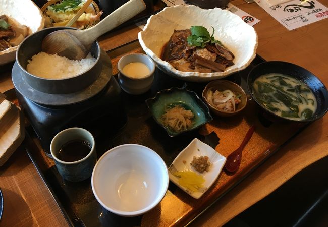 魚のあら煮が人気のランチ