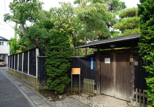 閑静な住宅地に建つ長い塀で囲まれた雰囲気あるお屋敷