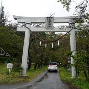 神社の前にあづみ野周遊バスのバス停があって