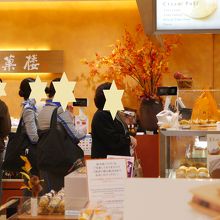 レジにはケーキ類が並んでいます