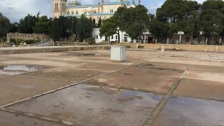 サンルイ教会の前にある白い建物