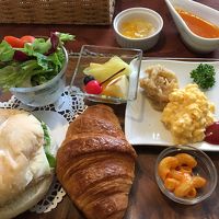 朝ごはん。私はツナ、主人はソーセージ、ハム。