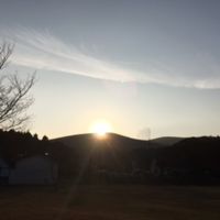 鬼岳方面から昇る朝日