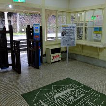 菁桐駅内部。床のモザイクの絵柄は…、