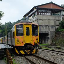 菁桐駅に停車中の平渓線の列車。周辺施設はカフェになっていたり