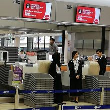 チェックイン カウンター　