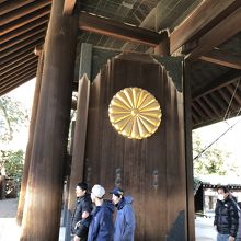 神門の扉の菊の御紋