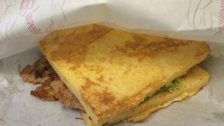 朝食にピッタリのフレンチトーストサンドイッチ