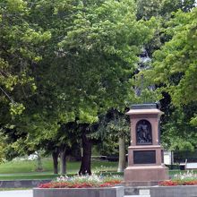 公園入口にヴィクトリア女王の像が建っています