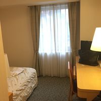 部屋は狭いですが寝るだけなら問題ないけど布団が薄いのが難点