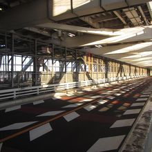 歩行者も通れます。