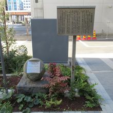 説明板「千桜百年の碑」(右手)とモニュメント『宇宙船千桜号』