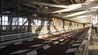 なんと、歩行者用の歩道も完備