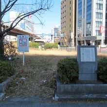 歩道からの様子(右手が石碑)