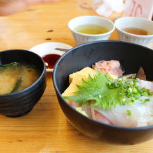 私の食べた天然地魚丼はちょっと残念な盛り付け・・・