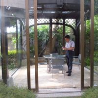 食堂の外は庭になっており煙草が吸えます 喫煙所