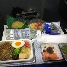 往路１食目の機内食