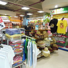 専門店街、帽子でも買おうかな？