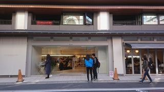 カフェは長蛇の列でした。