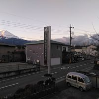 部屋からは右奥に富士急、左奥に富士山が見えました。