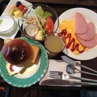 朝食の洋食です。パンは焦げています。