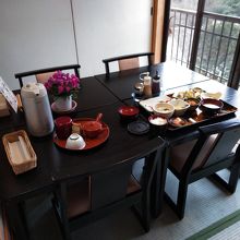 朝食です。個室ですが、左は障子なので気になります。