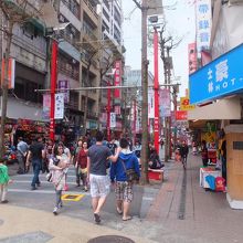 西門町：若者で賑わっています