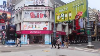 ショッピングやグルメを楽しめる街、多くの若者が楽しんでいました