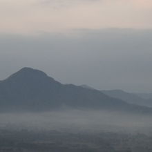 プートック山。雲海。
