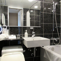 バスルームのデザインからも、近年改装されたことが分かります